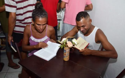 Biblioteca acolhedora para pessoas que vivem nas ruas